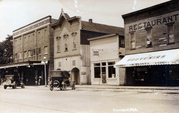 Garden Theatre - Old Shot Of The Garden On The Left (newer photo)